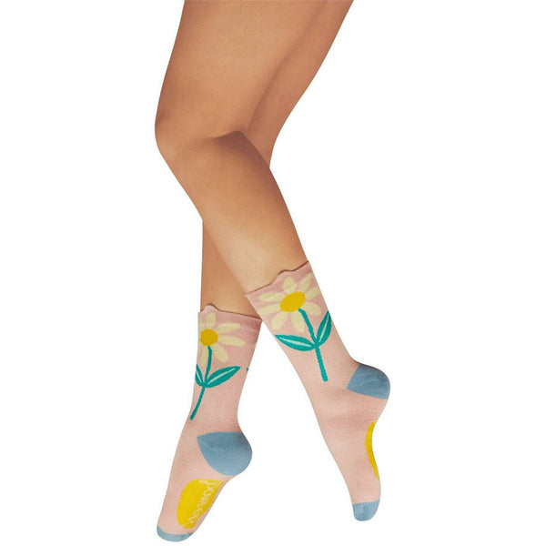 powder-pink-daisy-in-petal-flower-top-ankle-socks-35502657
